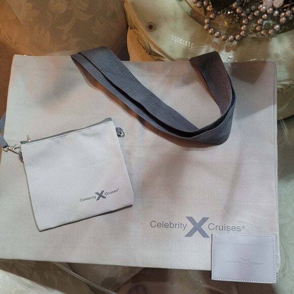 New Never Used Celebrity Tote with Leather stitched Card Holder - Picture 4 of 7